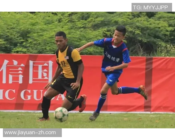 足球天才少年崛起未来之星引领赛场风云少年心向足球梦想成真